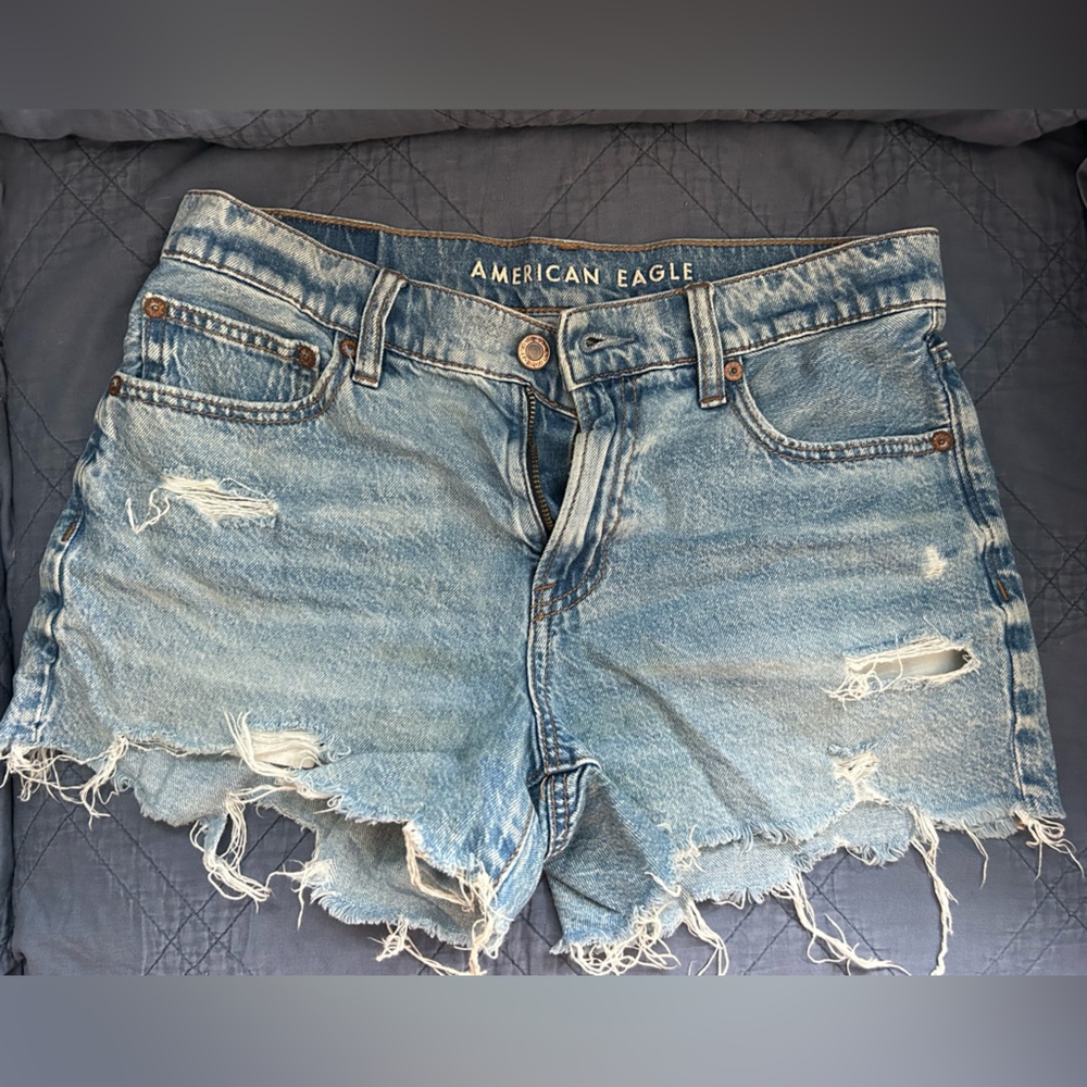 American Eagle 90s boyfriend shorts. Frayed ends